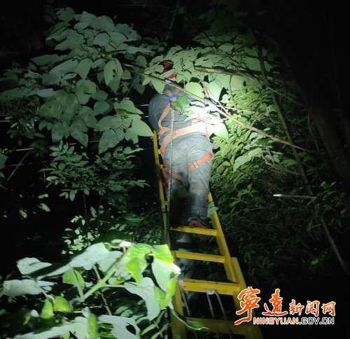 宁远电力：暴雨连夜抢修 护航鱼塘水产_副本500.jpg